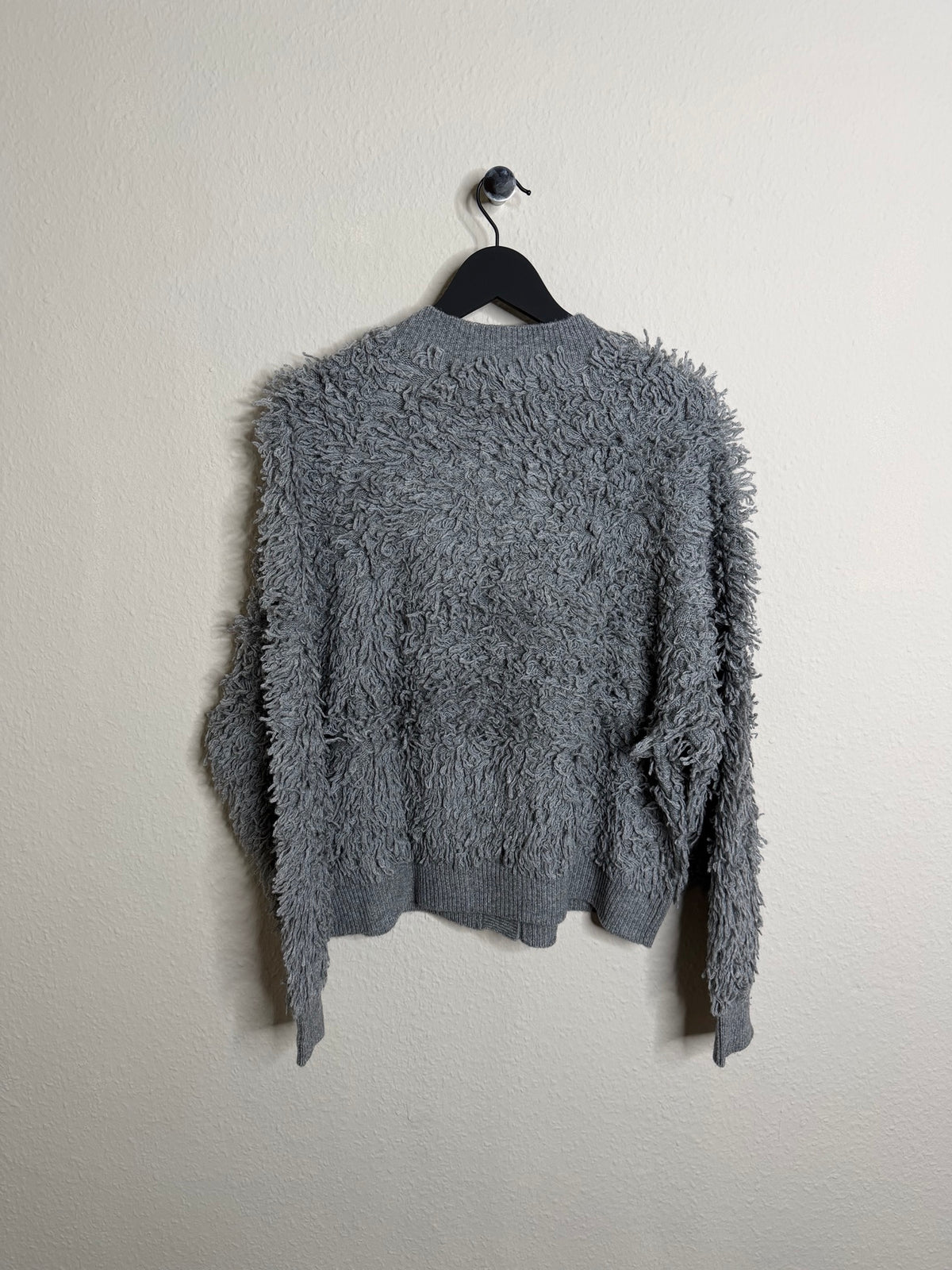FLONA Strick-Jacke mit Fransen, Grau meliert am Bügel - Rückseite